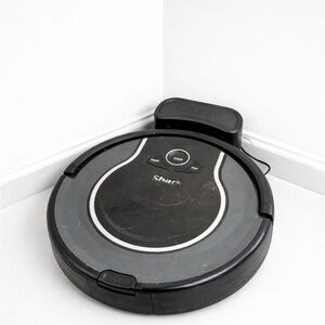 Shark Robot Vacuum Cleaner w/ Dock – Works Great – Pet Hair Friendly